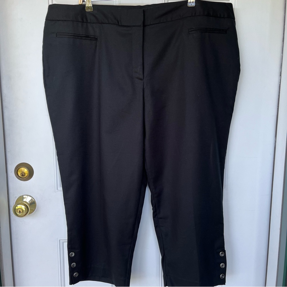 •Roz & Ali• Cropped Black Pants with Button Detail - Size 24